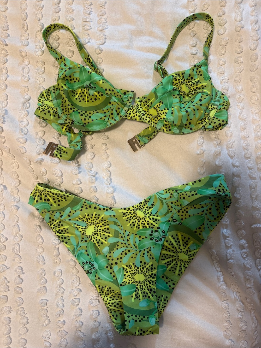 Studio Swim Kiwi Underwire Bikini Set with Adjustable Straps. Med top/small bott